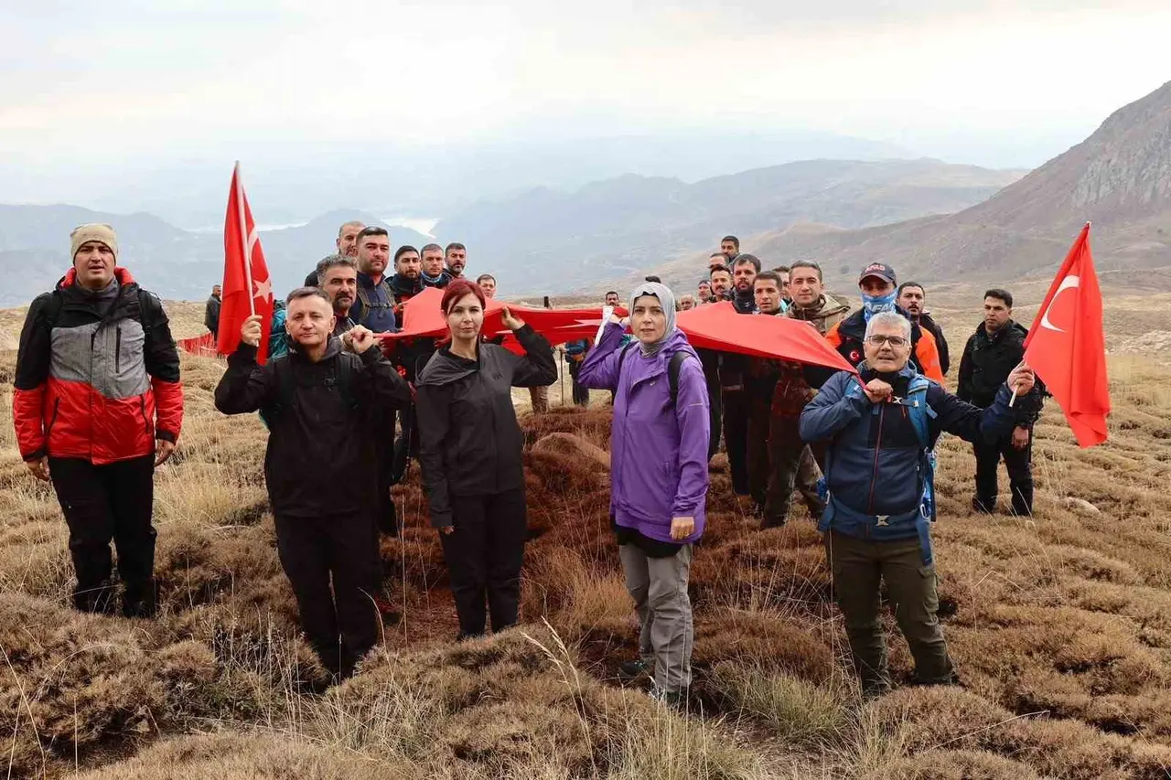 Bingöl’de Cumhuriyet Bayramı etkinlikleri kapsamında Sülbüs Dağı’na zirve tırmanışı