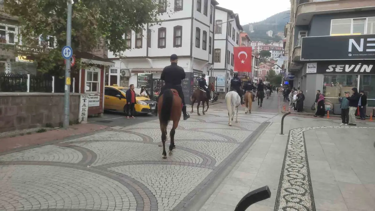 Cumhuriyet’in 103’üncü yıl dönümünde tarihi İstiklal Yolu’nu atlarla geçiyorlar