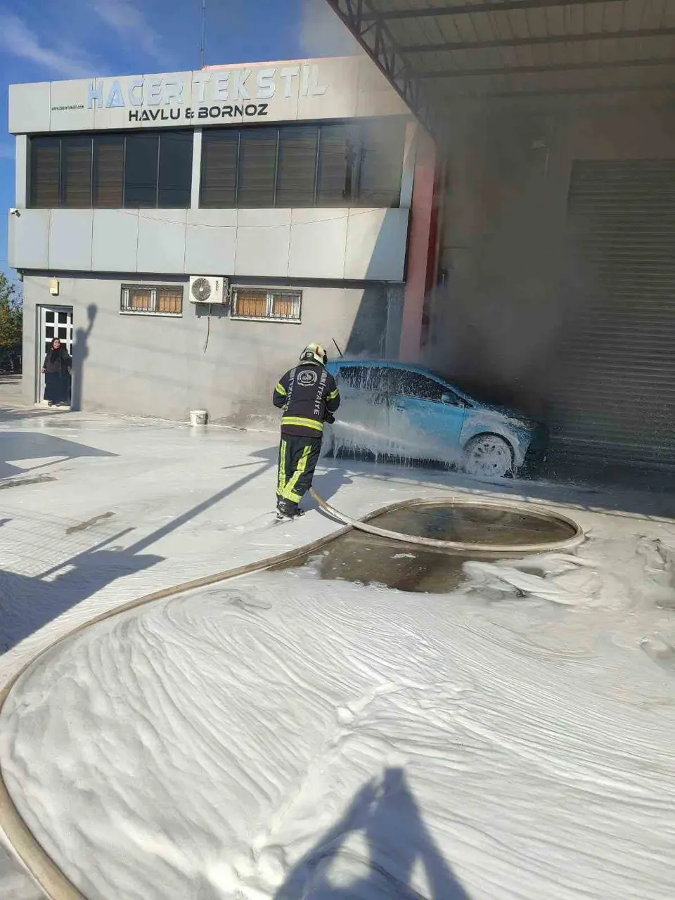 Şarjdaki elektrikli araç alev aldı