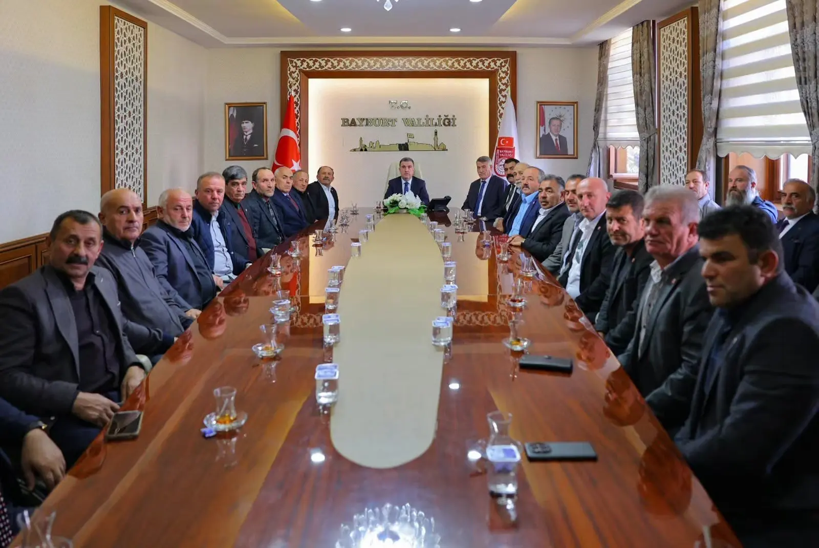 Vali Eldivan muhtarlarla bir araya geldi