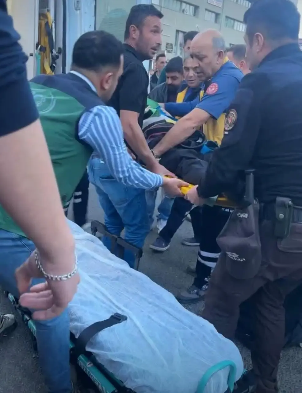 Erzincan’da motosiklet yayaya çarpma anı güvenlik kamerasına yansıdı: 2 ağır yaralı
