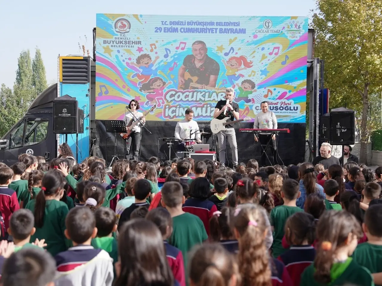 Denizli Büyükşehirle Cumhuriyet coşkusu okullara taştı