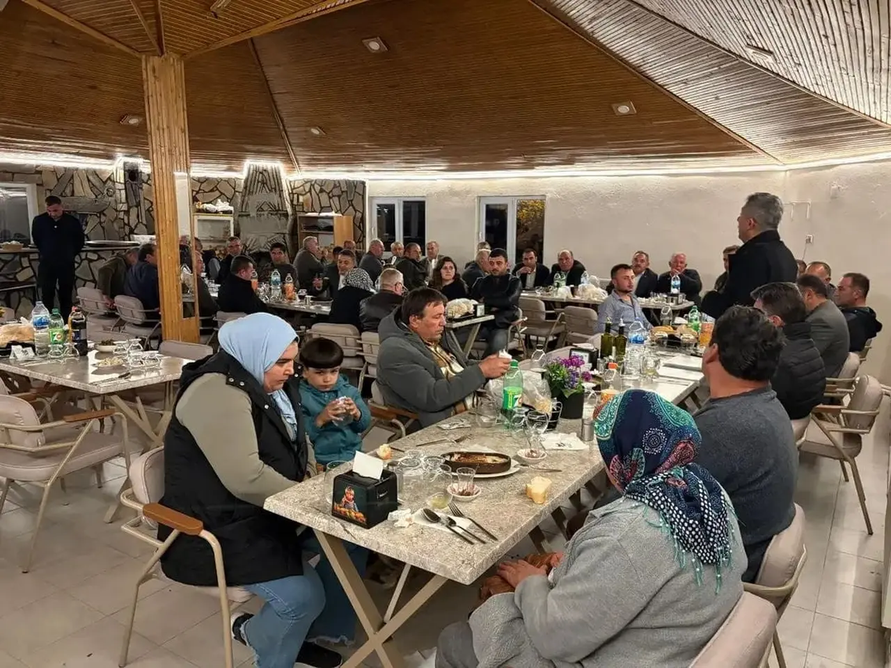 Çal Belediye Başkanı Ahmet Hakan, emekleri için muhtarlara teşekkür belgesi verdi