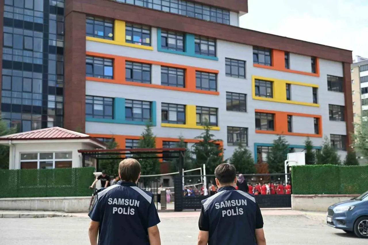 Samsun’da jandarma ve polisin okul çevrelerindeki güvenlik tedbirleri devam ediyor