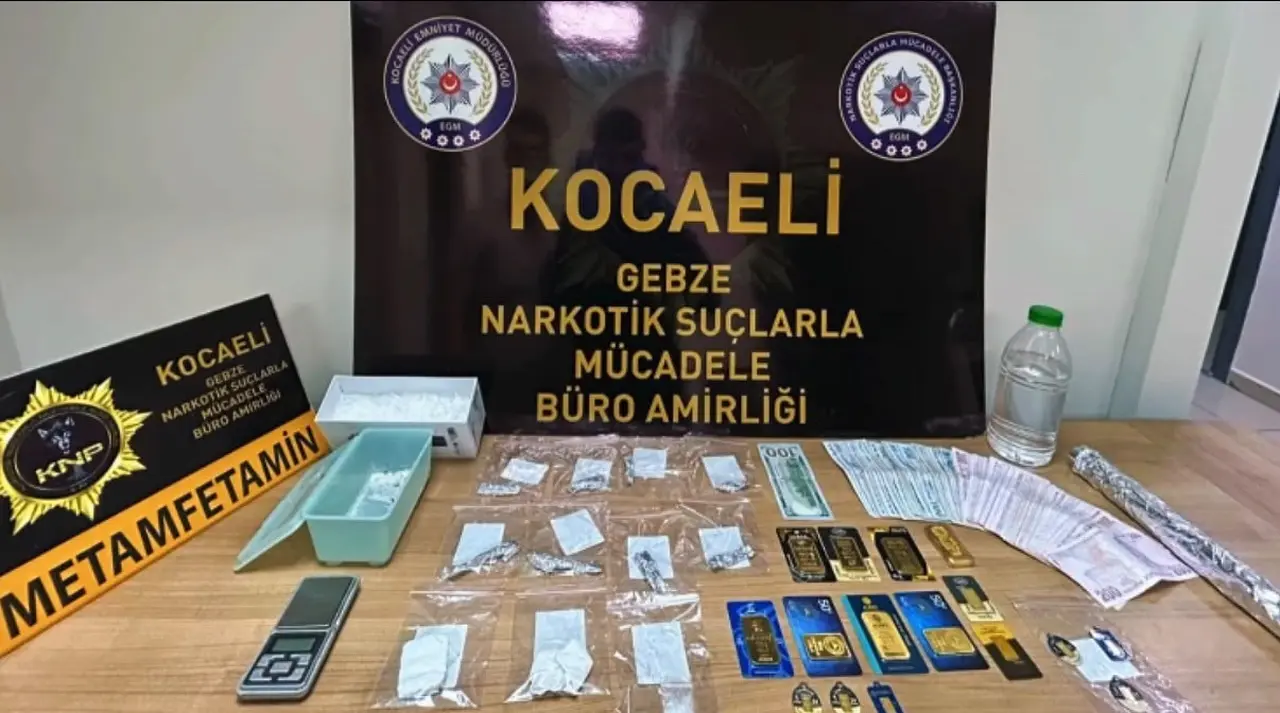 Otomobilin kaputundan uyuşturucu, cüzdandan altınlar çıktı