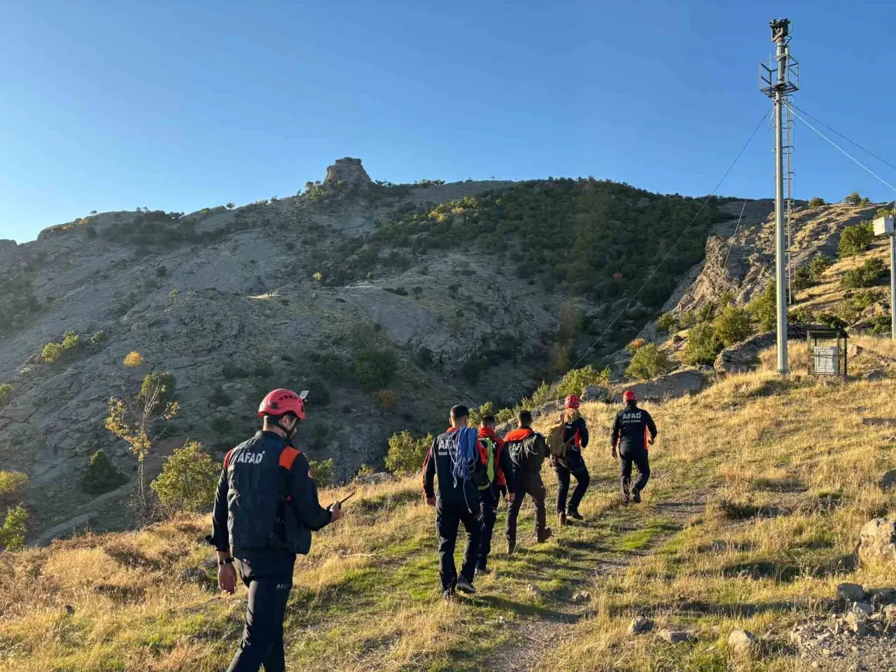Tunceli’de kayalıklarda mahsur kalan keçileri AFAD kurtardı