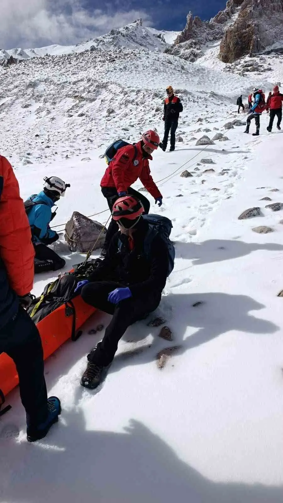 Erciyes’e zirve tırmanışı yapan dağcı uçurumdan düşerek hayatını kaybetti