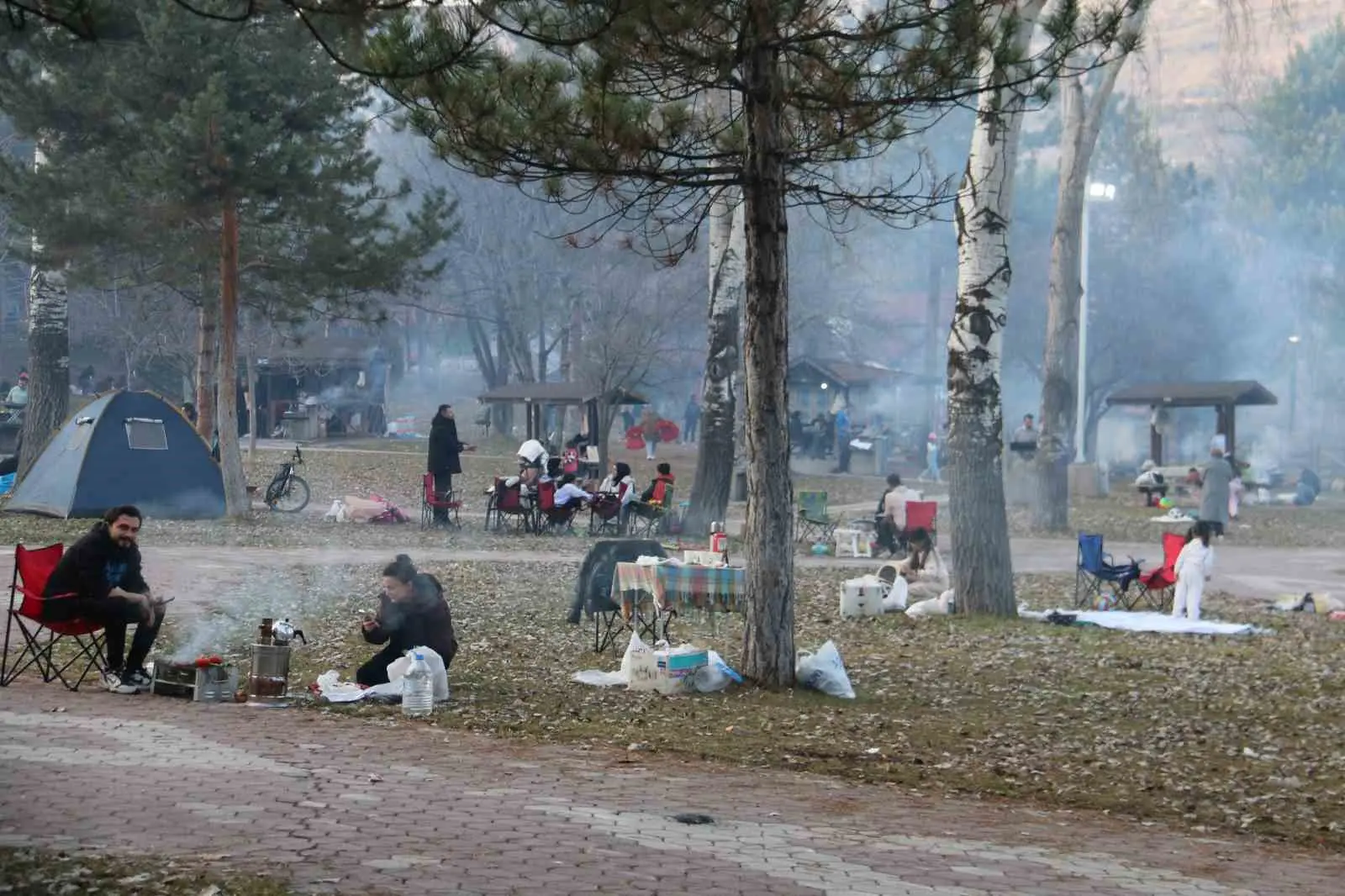 Yaz aylarında iğne atsan yere düşmüyor, sonbaharda ise sessizliğe büründü