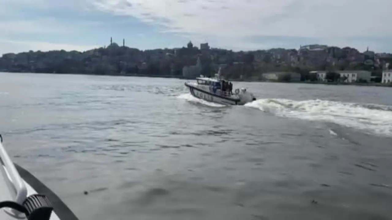 İstanbul Haliç’te bir kişinin cansız bedeni bulundu. Cesedin sel felaketinde kaybolan 63 yaşındaki Ahmet Derin’e ait olduğu değerlendiriliyor