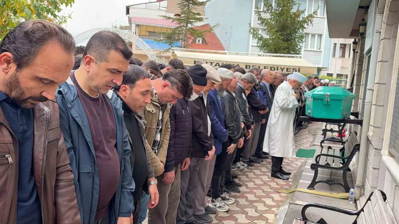 Kütahya’da trenin çarptığı 18 yaşındaki genç toprağa verildi