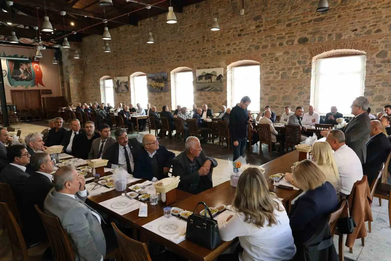 Başkan Tetik, yemekte muhtarlarla bir araya geldi