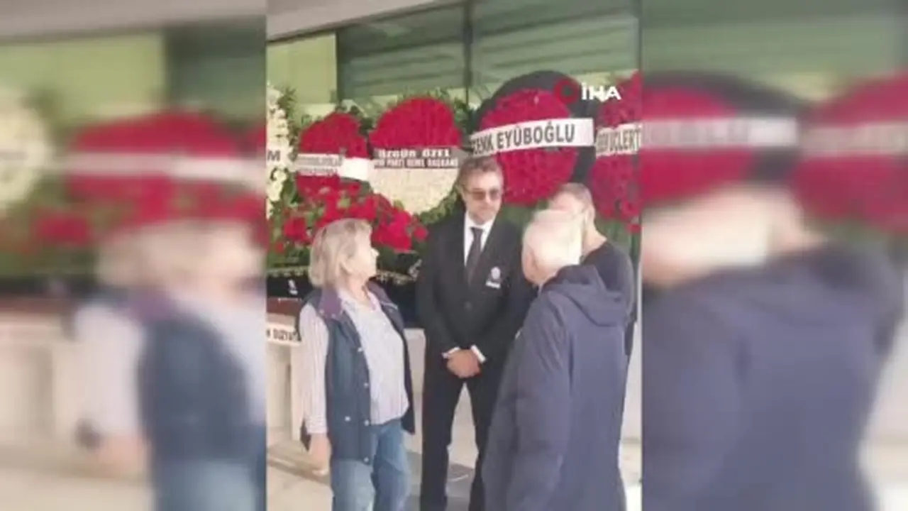 Oyuncu Engin Altan Düzyatan’ın babası İzmir’de son yolculuğuna uğurlandı