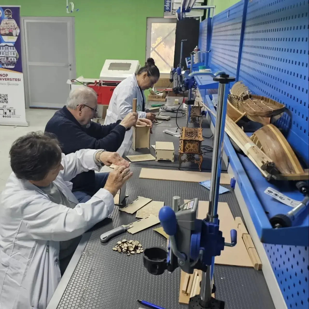 Sinop’ta kıdemli gençler ahşabı sanata dönüştürüyor