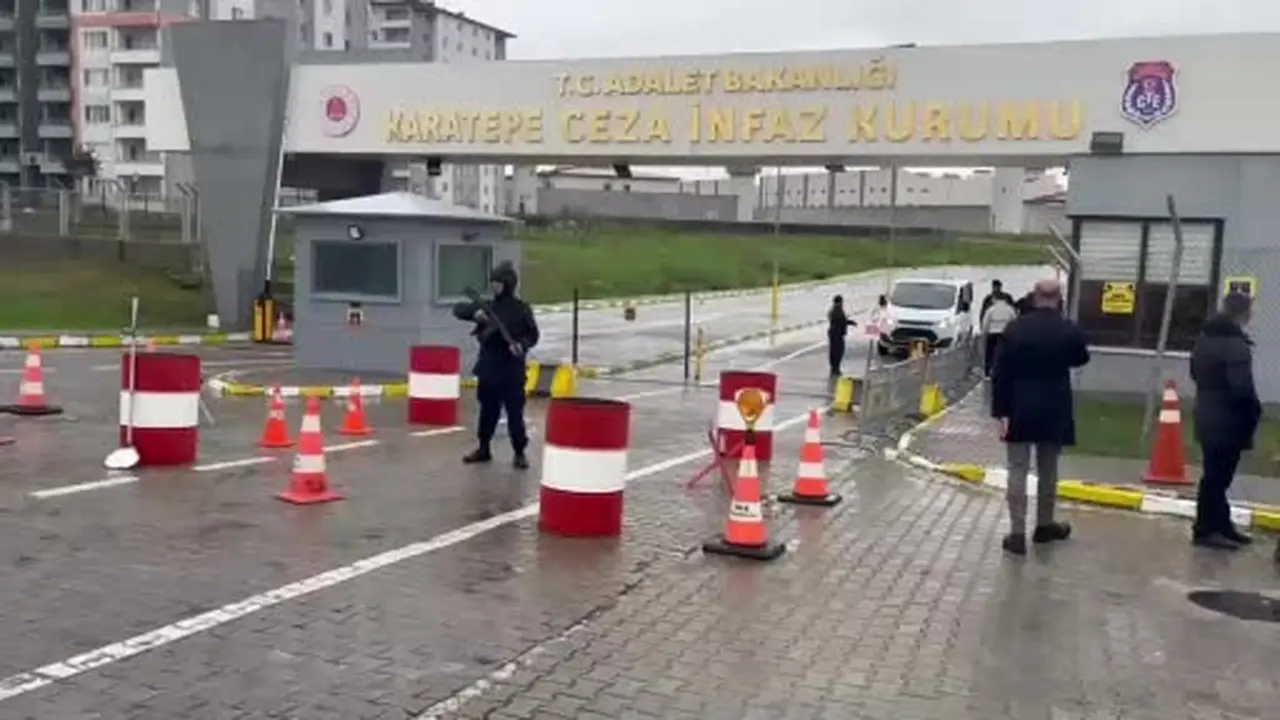 Görevinden uzaklaştırılan Üsküdar Belediye Başkanı Dedetaş ev hapsiyle tahliye edildi