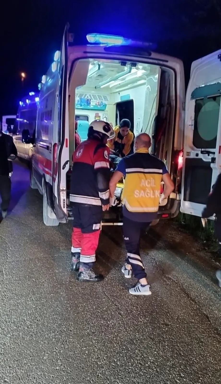 Defne’de Asi Nehri’ne düşen araçtaki 2 kişi yaralandı
