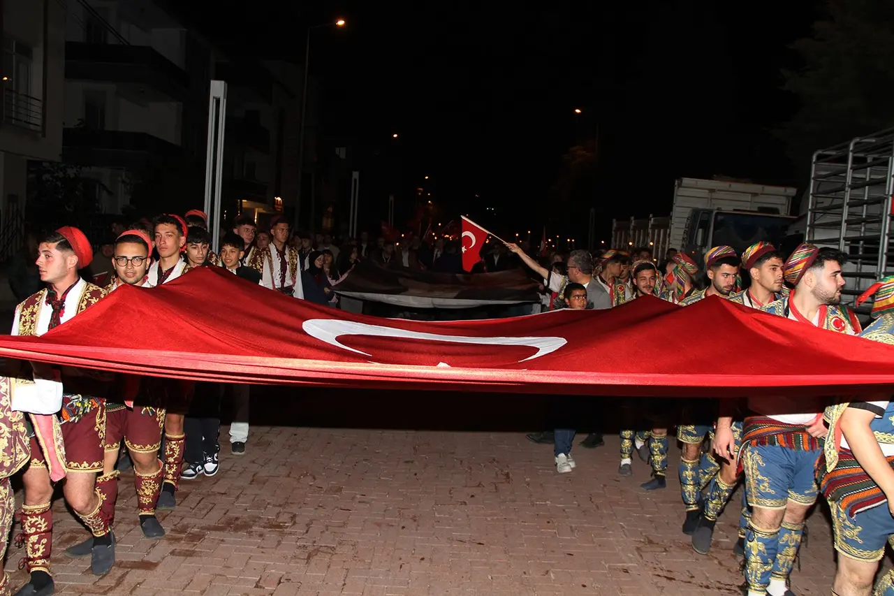 Kula’da Cumhuriyet Bayramı etkinlikleri fener alayıyla sona erdi