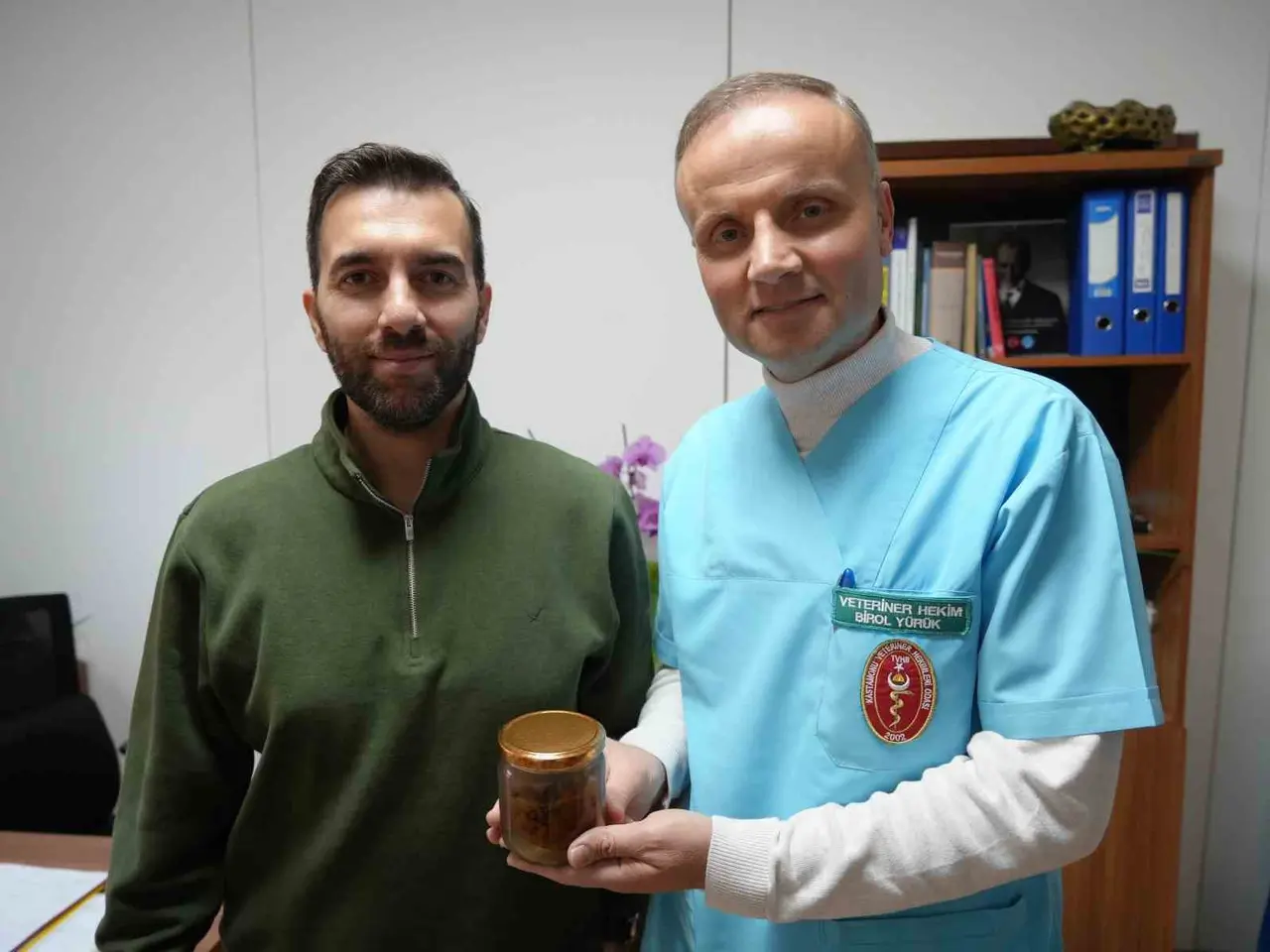 Ölmek üzere olan ineğin boğazından çıkartılan armut, üniversite öğrencilerine anlatılacak