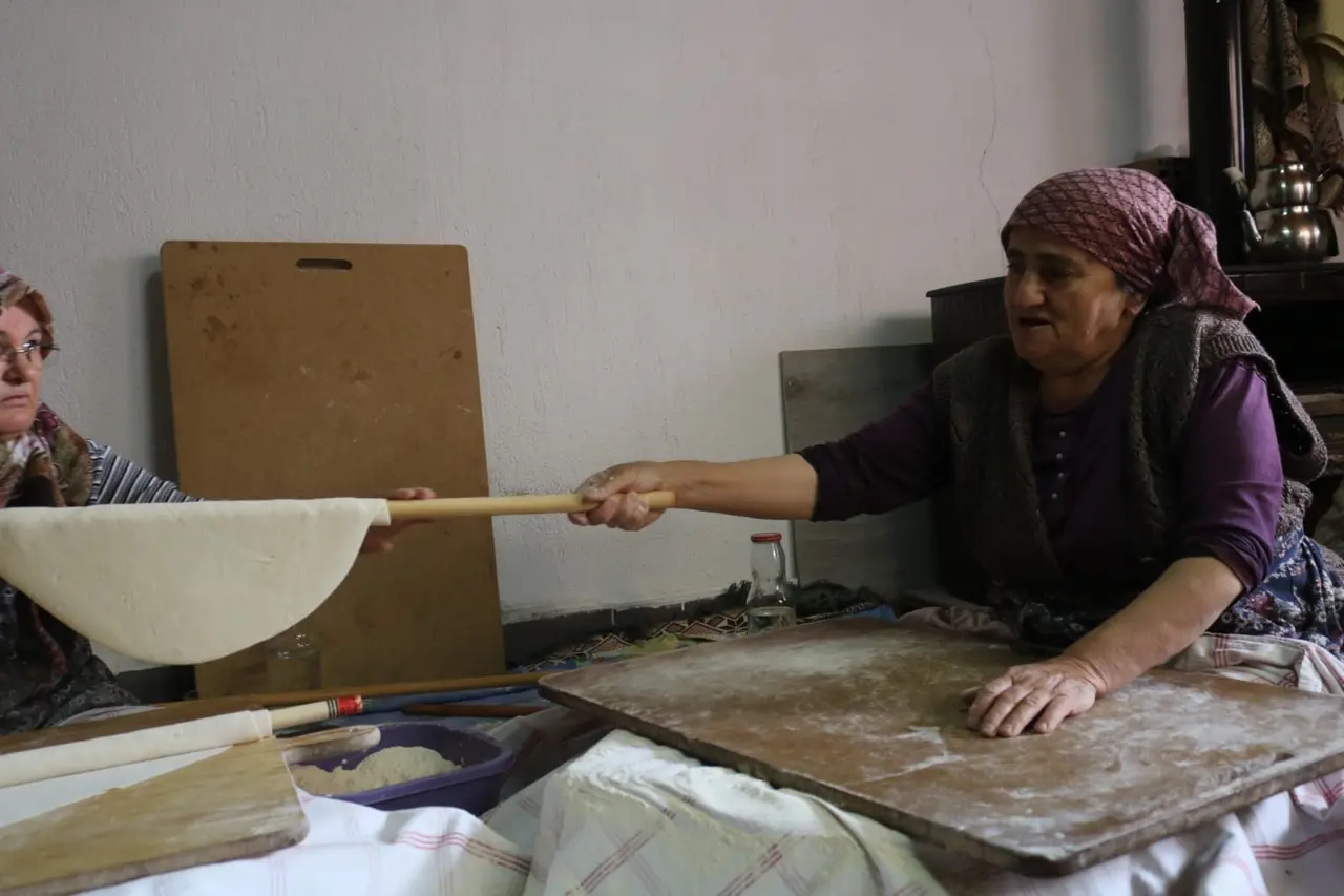 Çivril’de yufkalar açılıyor, imece geleneği yaşıyor