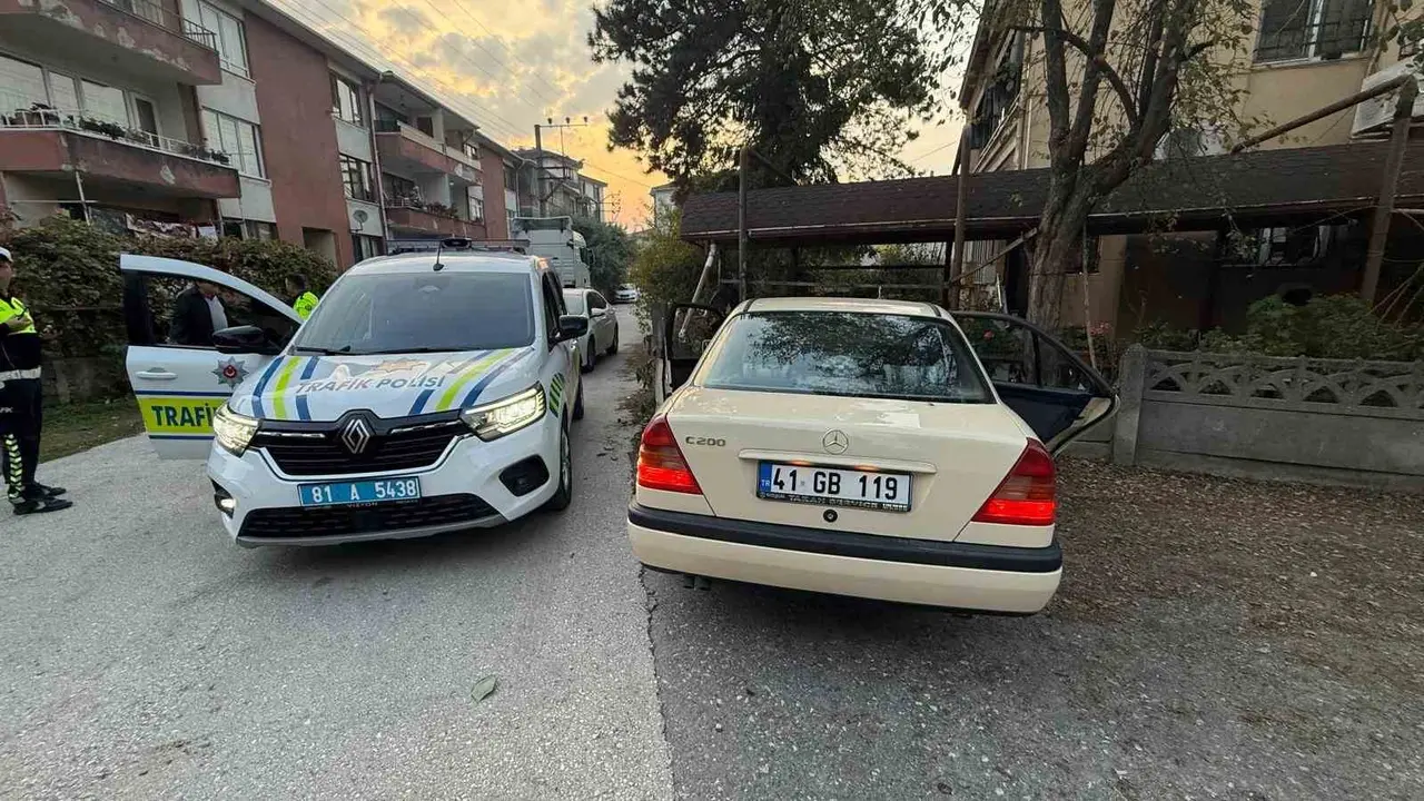Çalıntı araçla polisten kaçtılar, kaza yapınca yakalandılar