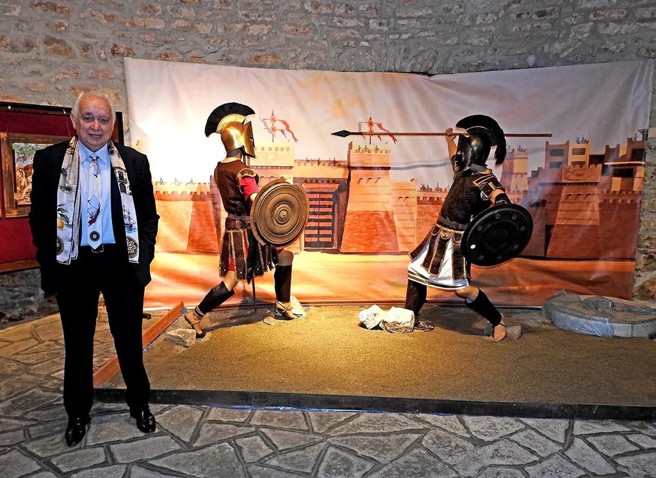 Ali Rıza İşipek’in "Homeros ve Troya" sergisi Çeşme Kalesi’nde açıldı