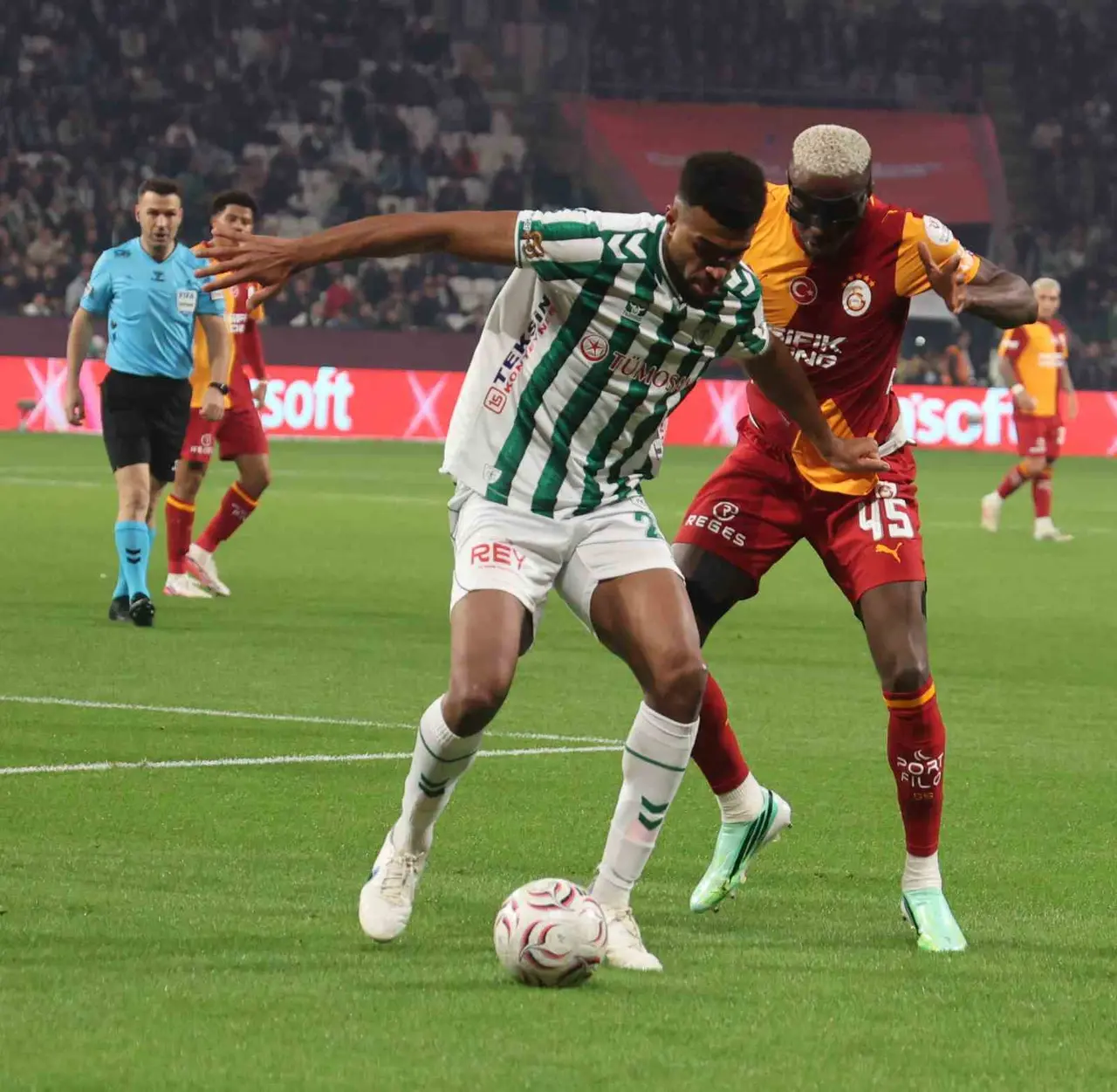 Trendyol Süper Lig: Konyaspor: 0 - Galatasaray: 2 (İlk yarı)