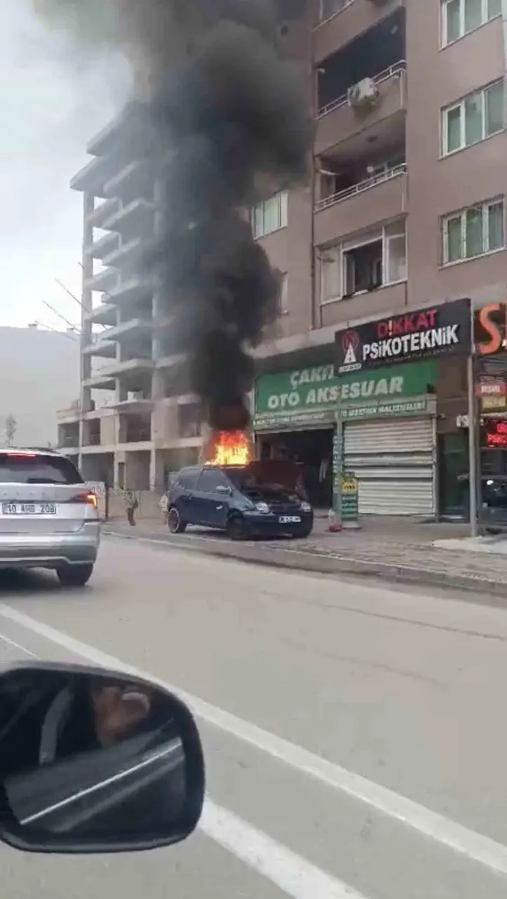 Bursa’da park halindeki otomobil alevlere teslim oldu