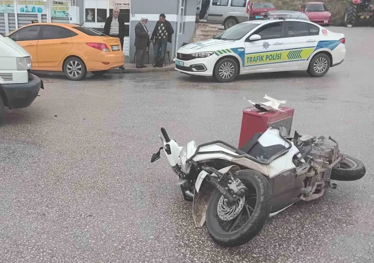 Çorum’da motosiklet ile minibüs çarpıştı: 1 yaralı
