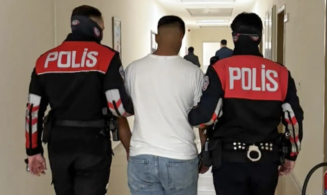 Manisa’da 152 yıl hapis cezasıyla aranan 17 yaşındaki şüpheli parkta yakalandı