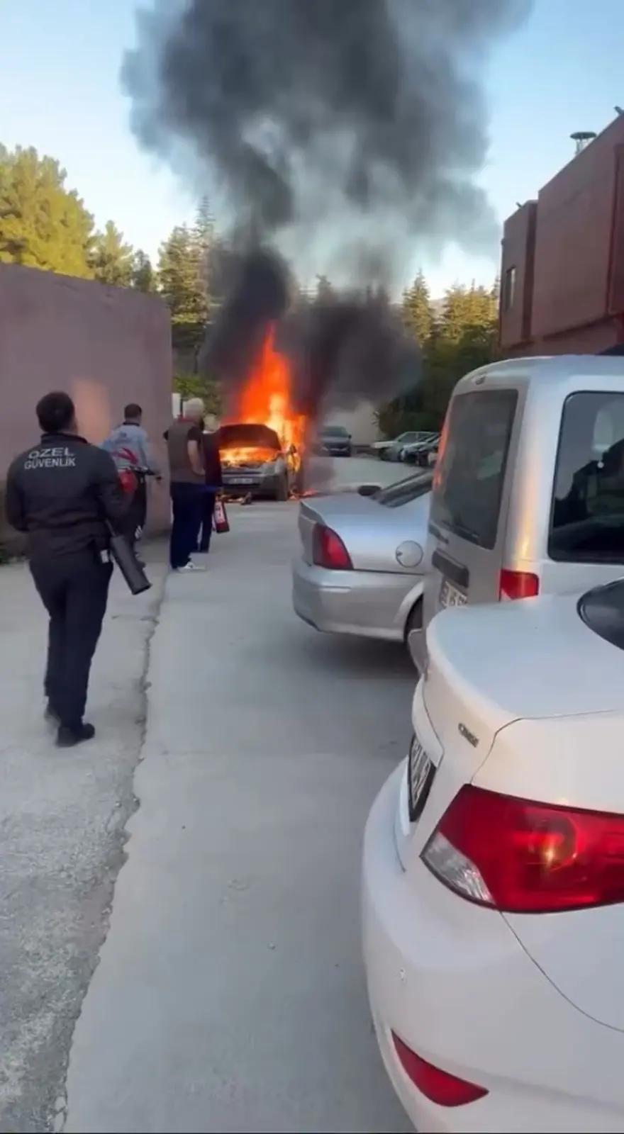 Hastane otoparkında otomobil alev topuna döndü