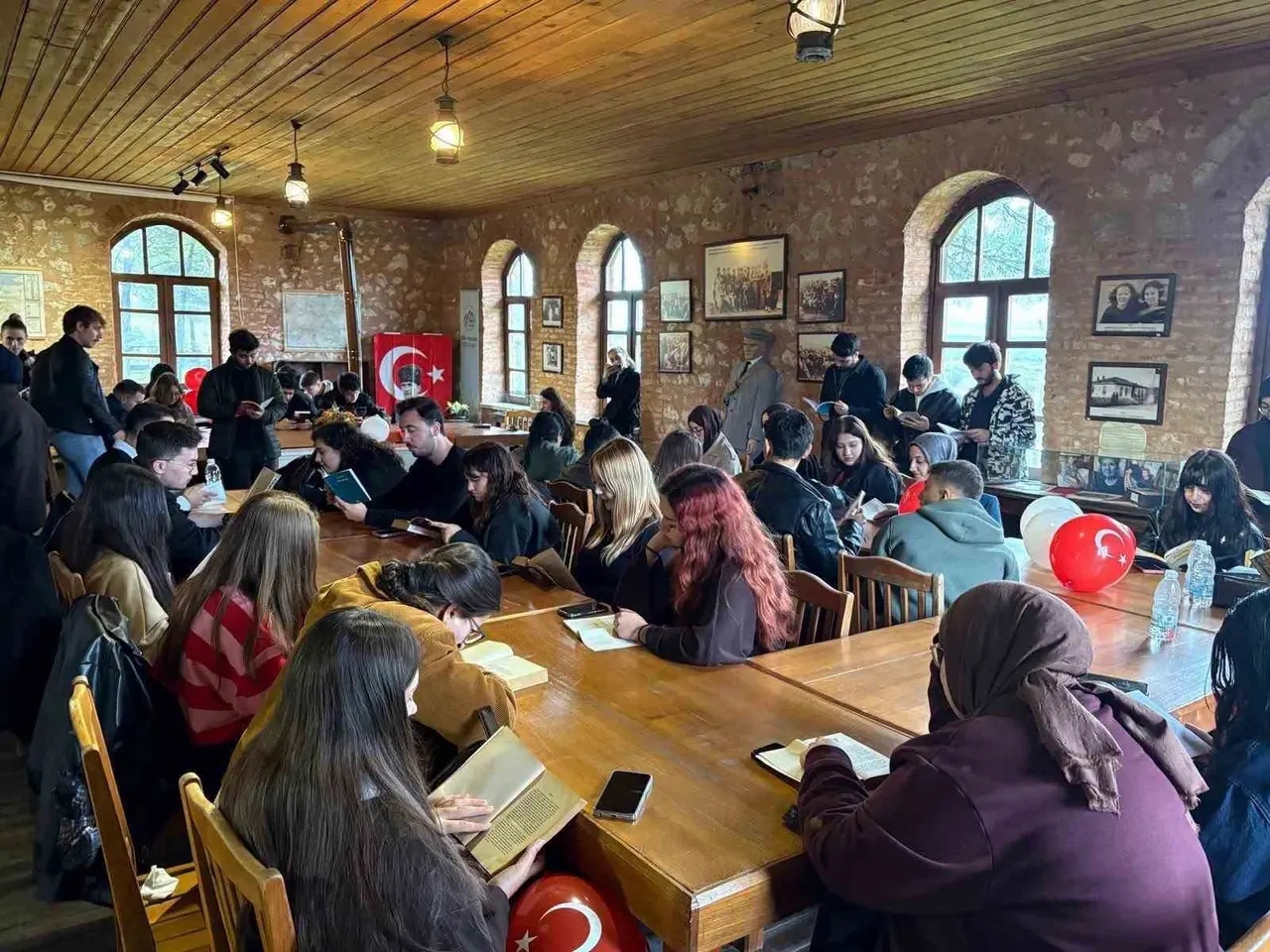 Üniversiteli öğrenciler tarihi Akbaş İlkokulunda kitap okudular