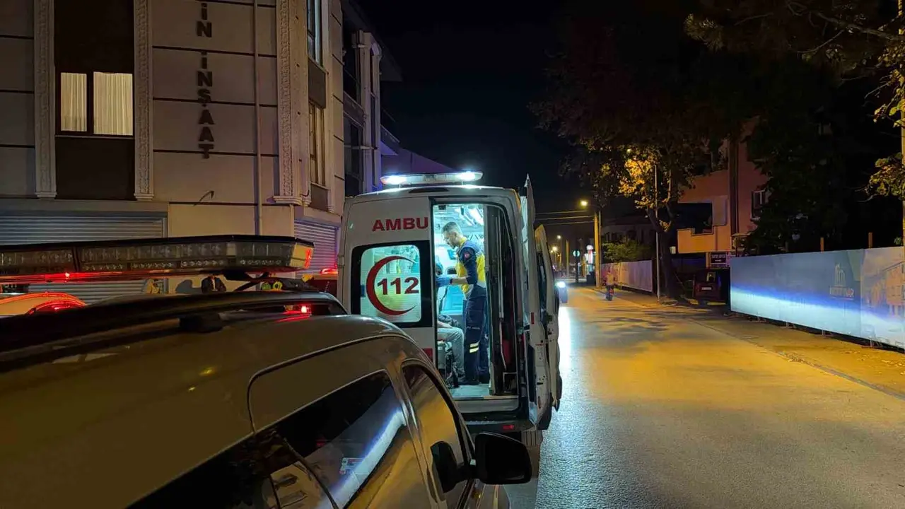 Düzce’de motosiklet kaldırıma çarptı: 2 yaralı