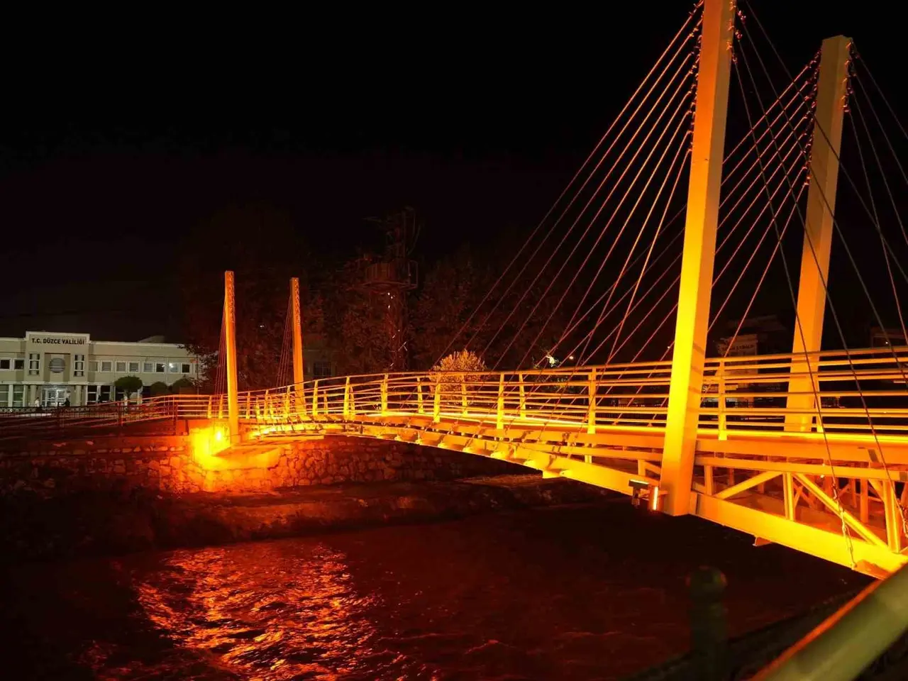 Düzce’de ikinci yaya köprüsü yenilenerek hizmete açıldı