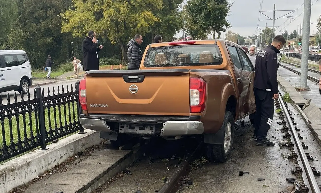 Pikap tramvay yoluna girdi