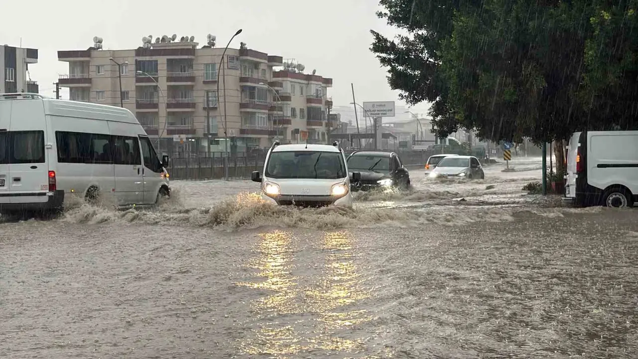 Tarsus’ta sağanak yağış hayatı olumsuz etkiledi: Yollar ve site bahçeleri su altında kaldı