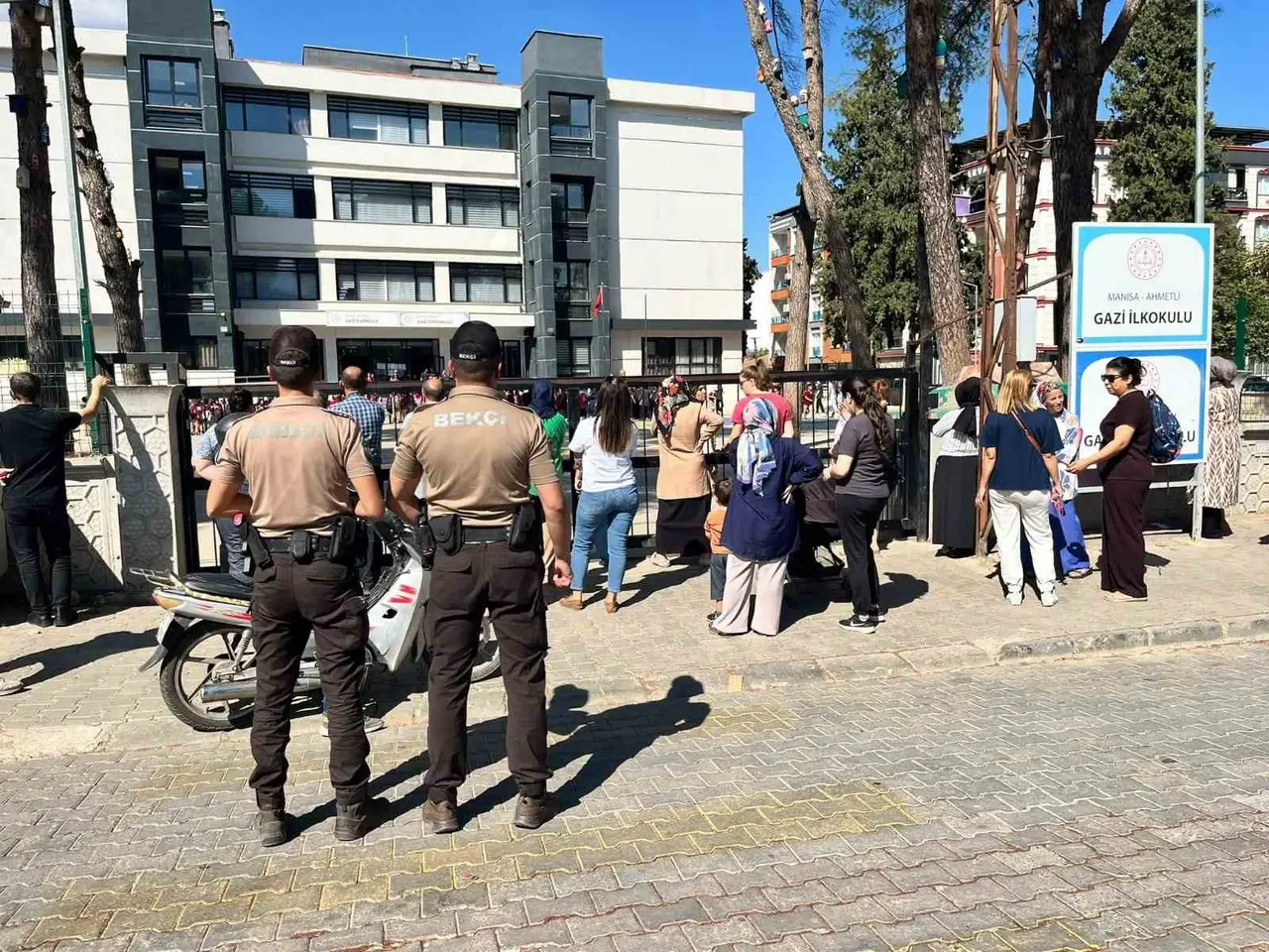 Manisa’da okul güvenliği için 8 bine yakın personel sahaya indi