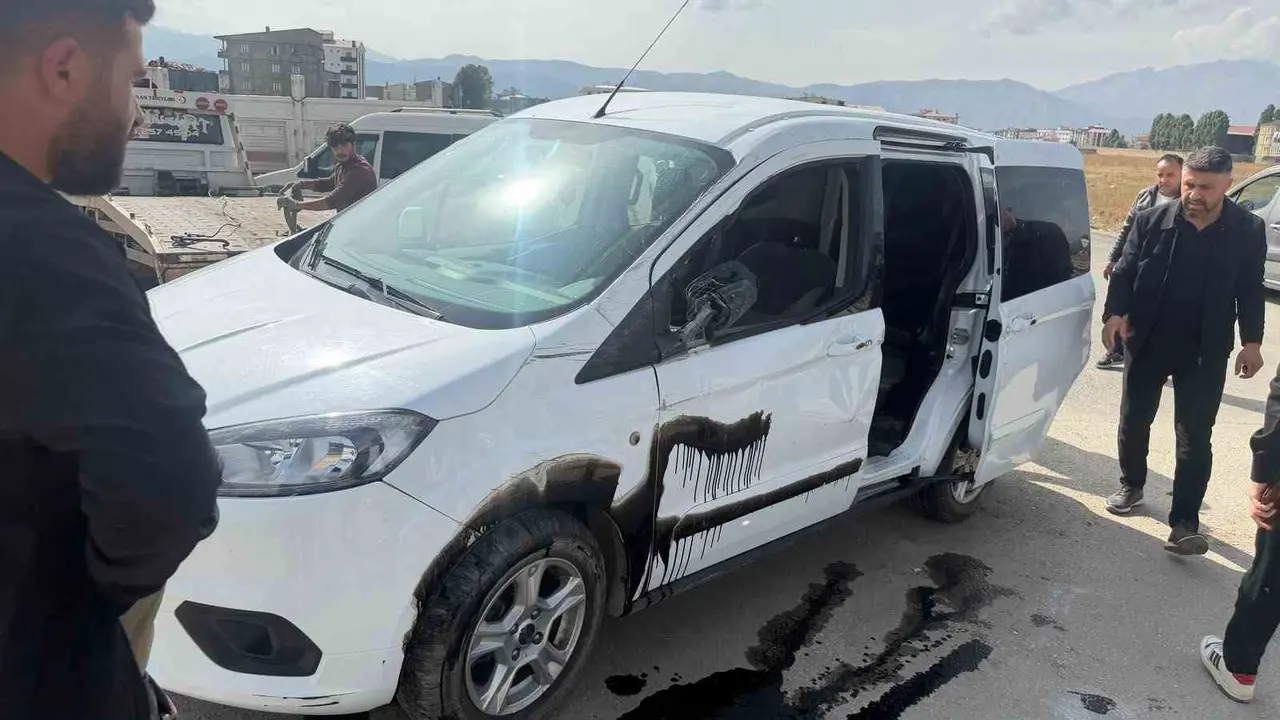 Yüksekova’da kamyonetle hafif ticari araç çarpıştı: 1 yaralı
