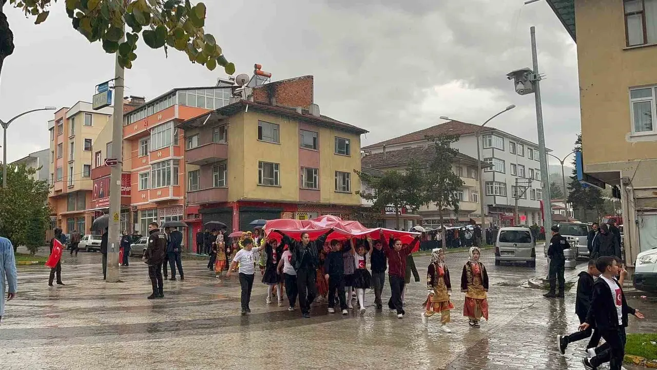 Sağanak yağış altında Cumhuriyet Bayramı’nı kutladılar