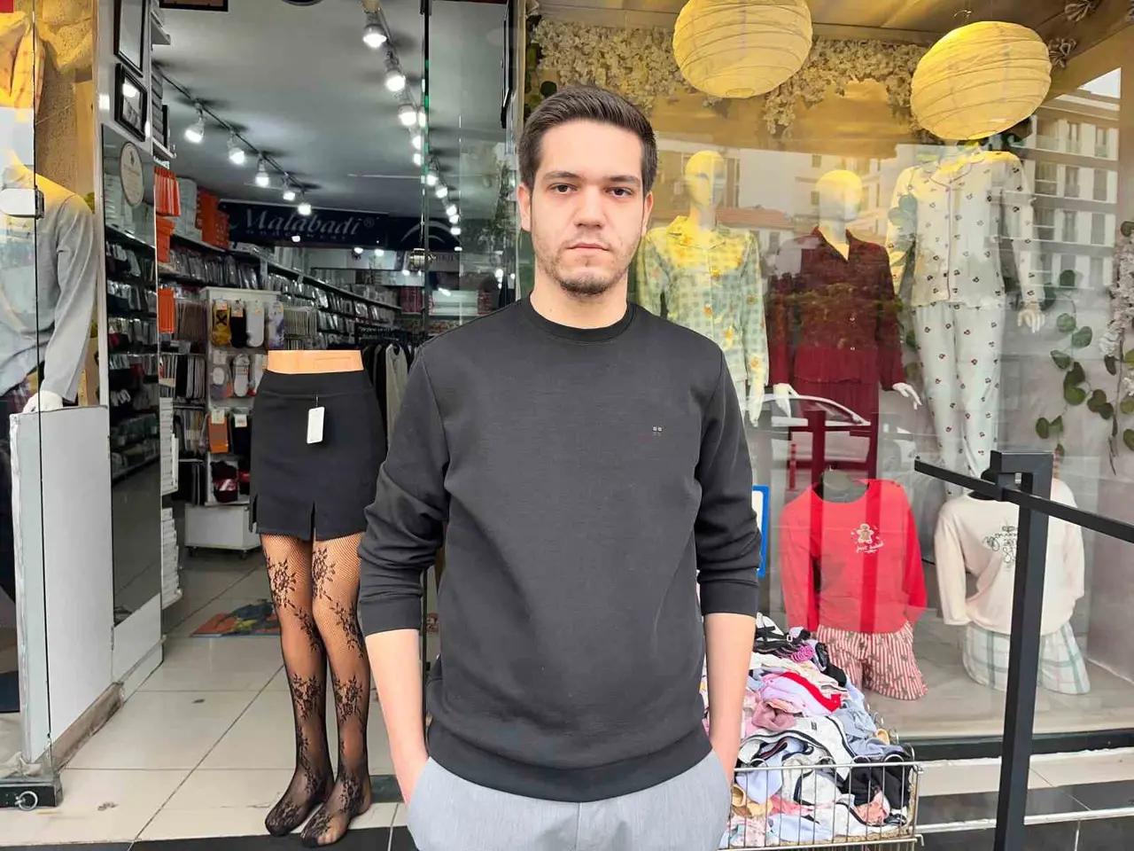 Kontrolden çıkan otomobil çarşıyı birbirine kattı
