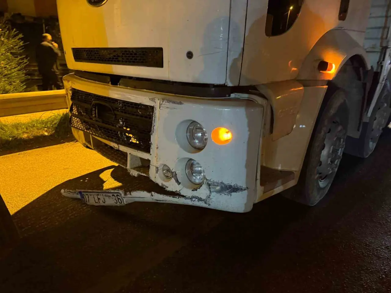 Serik’te otomobil ile kamyon çarpıştı: 3 yaralı