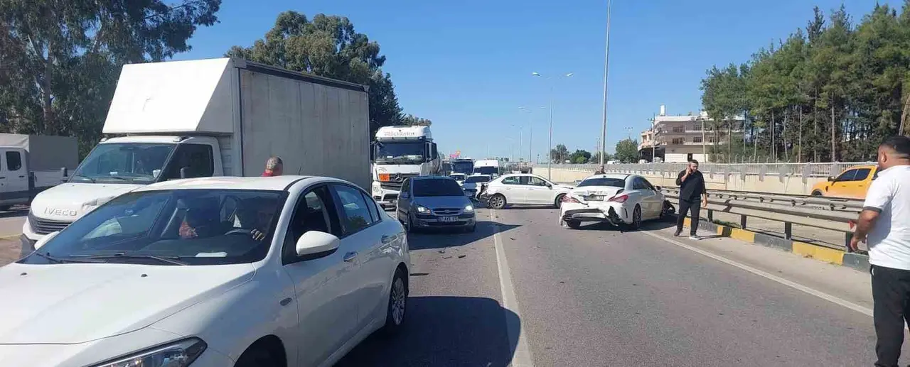Serik’te 3 araçlı zincirleme kaza