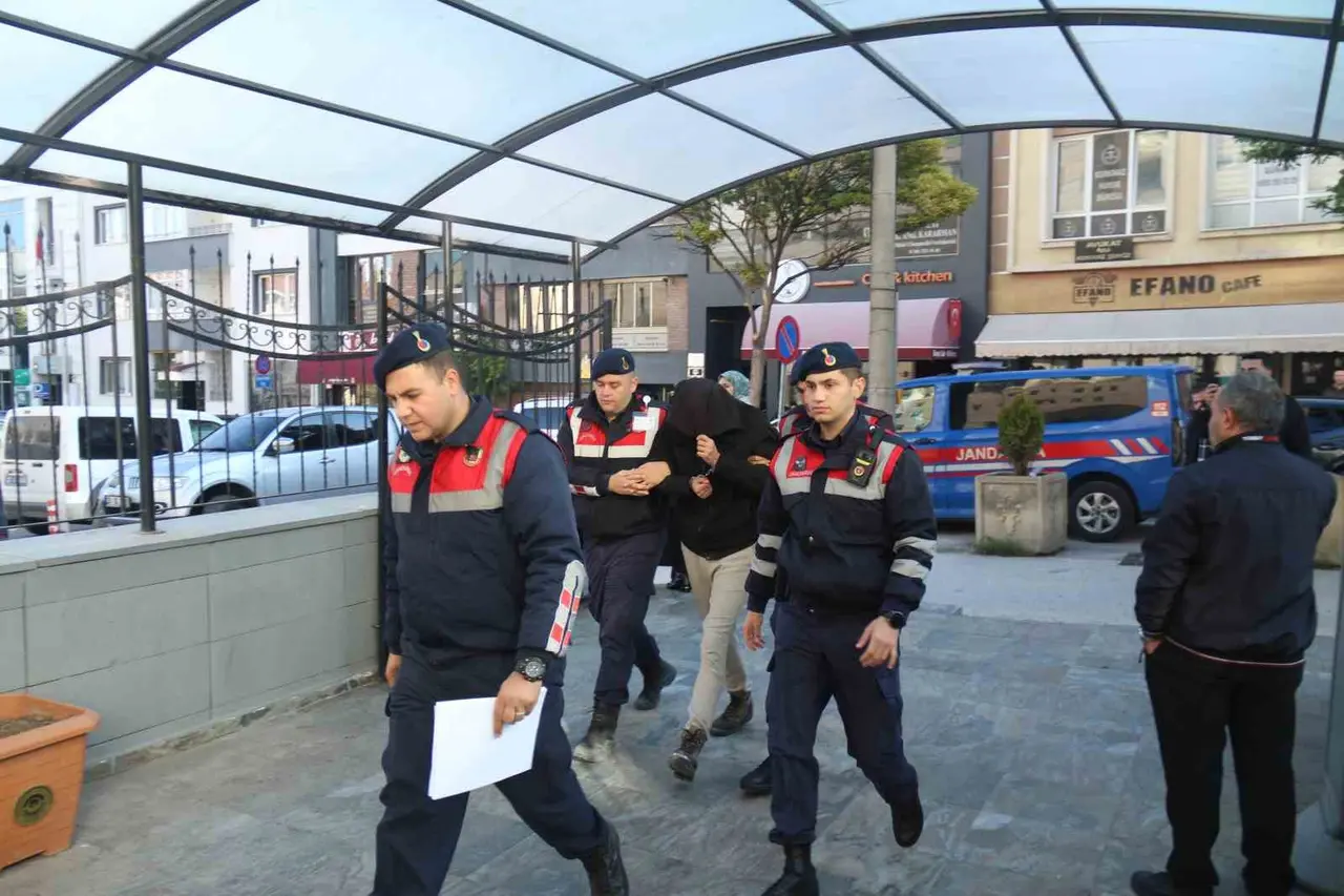 Eskişehir’de 21 poşet kenevir ve çok sayıda uyuşturucu madde jandarma tarafından ele geçirildi
