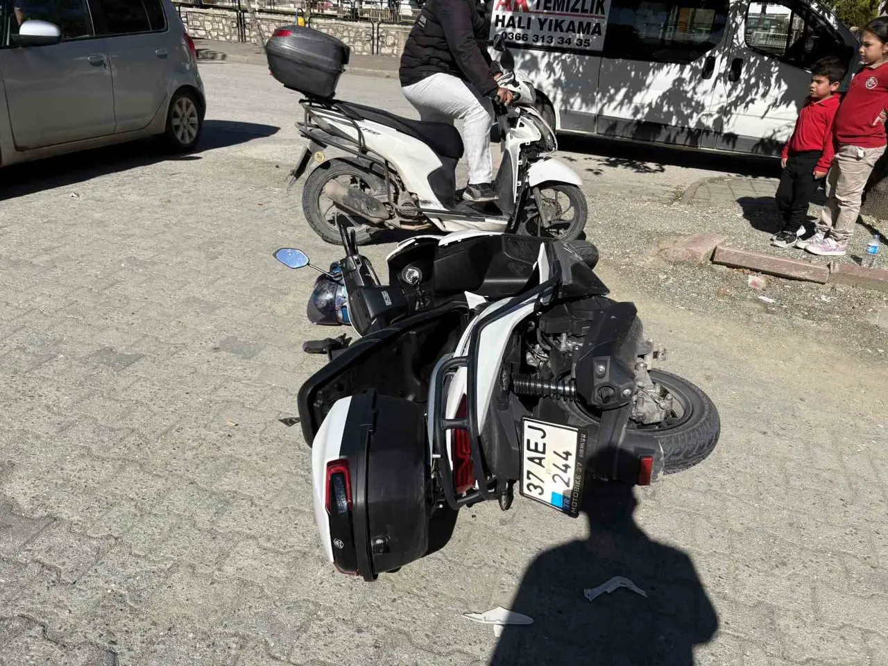 Otomobile çarpan motosikletin sürücüsü yaralandı: Kaza anı kamerada