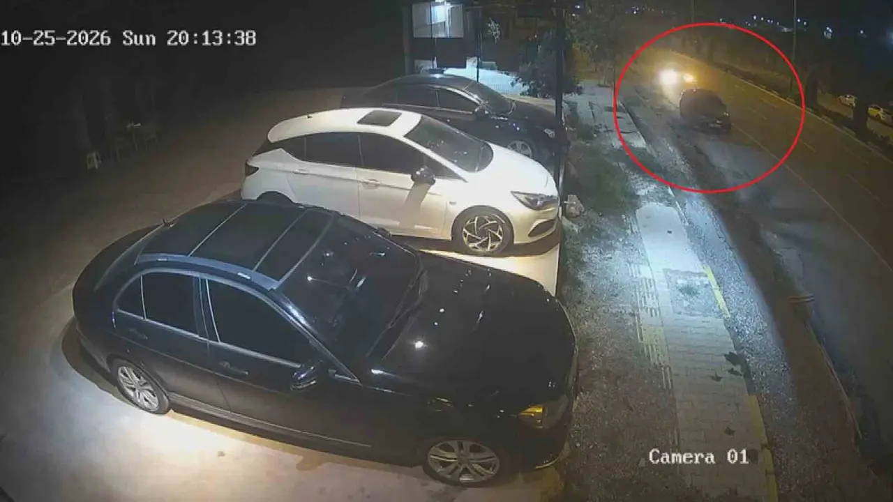 Seyir halindeki otomobil, park halindeki araca ok gibi saplandı