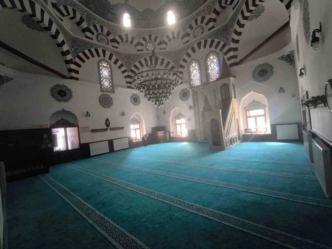 Sivas’ta hayır şartı kapsamında caminin halıları yenilendi
