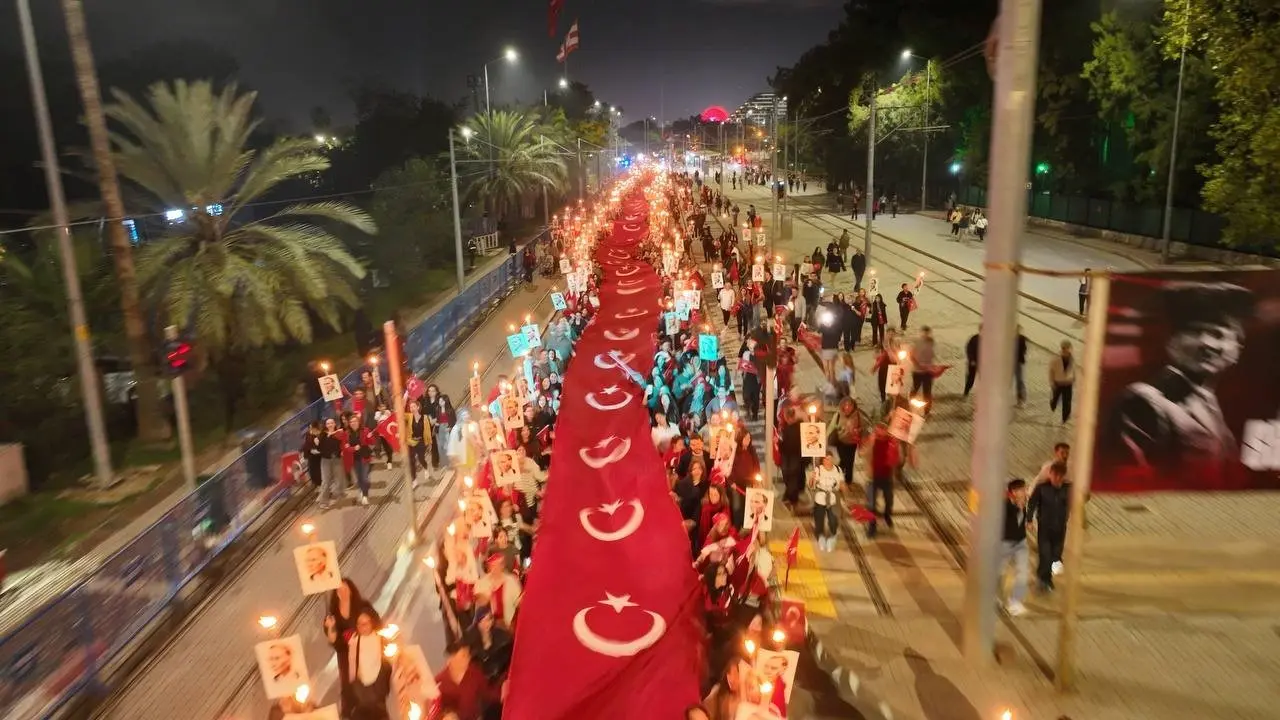 Antalya 30 Ekim’de de Cumhuriyeti kutladı: 400 metrelik dev bayrakla fener alayı düzenlendi