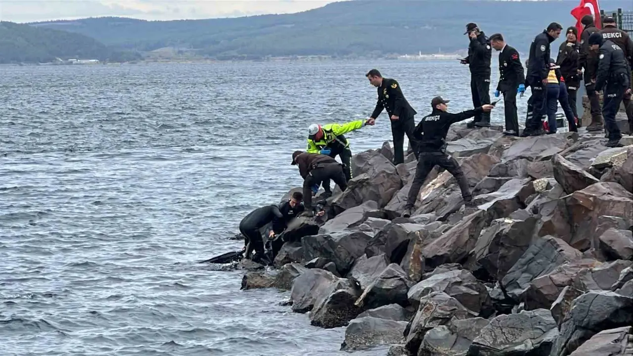 Çanakkale’de denizde erkek cesedi bulundu