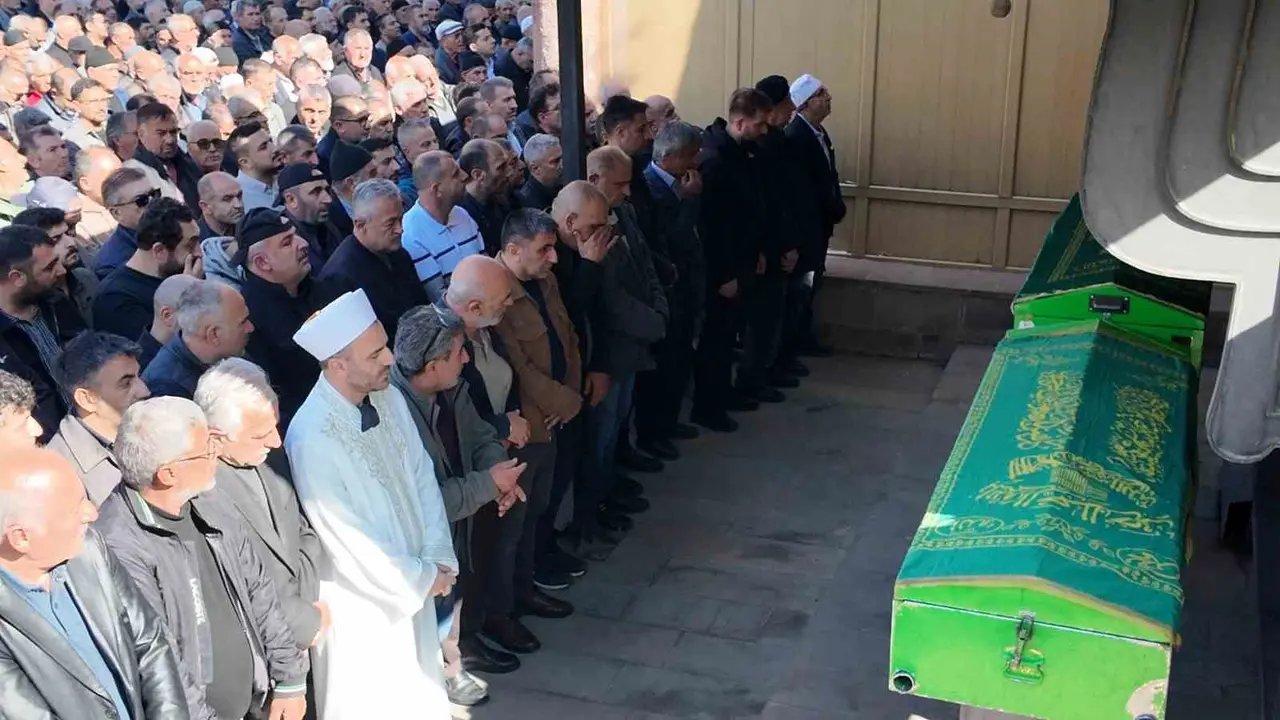 Oltu’nun sevilen ismi Ahmet Turan dualarla uğurlandı