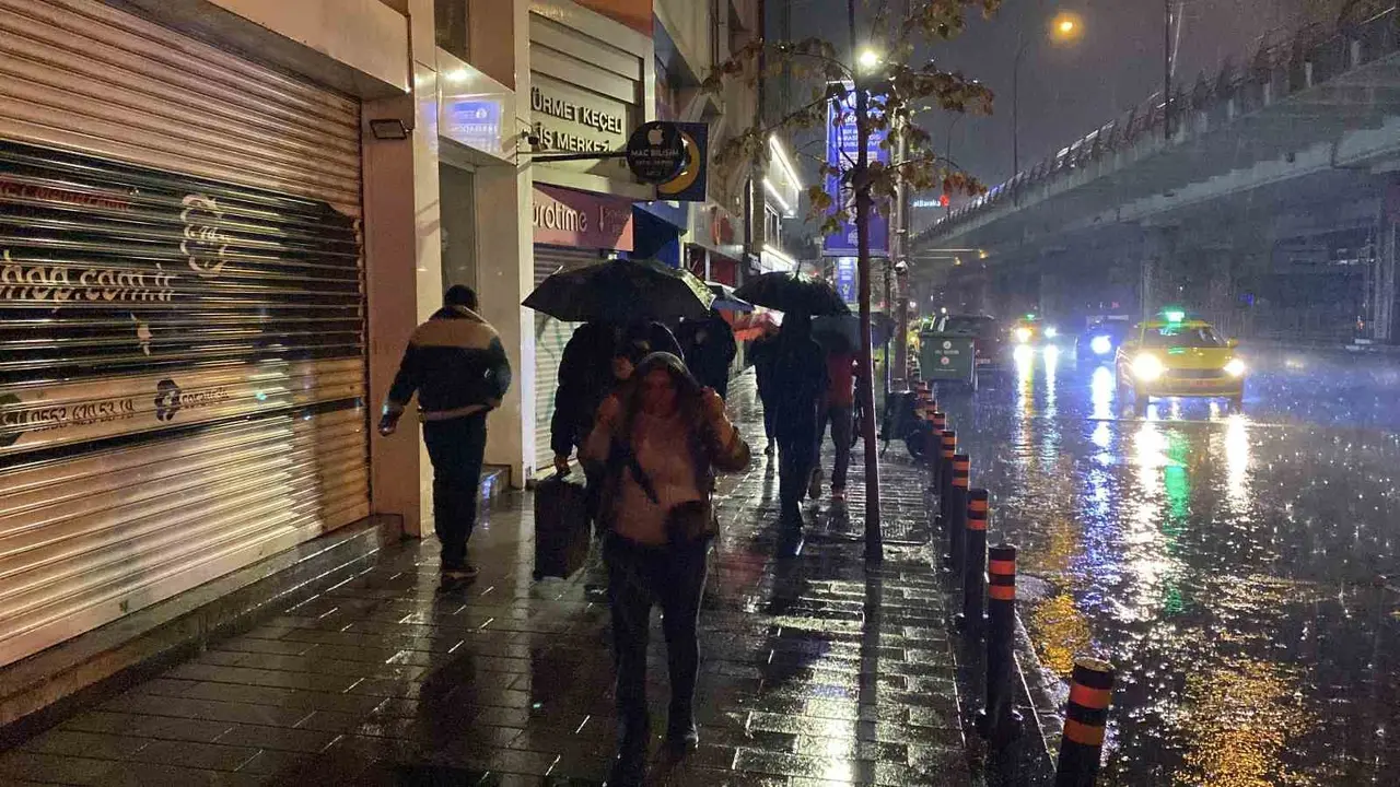 İstanbul’da sabahın erken saatlerinde sağanak yağış etkisini gösterdi