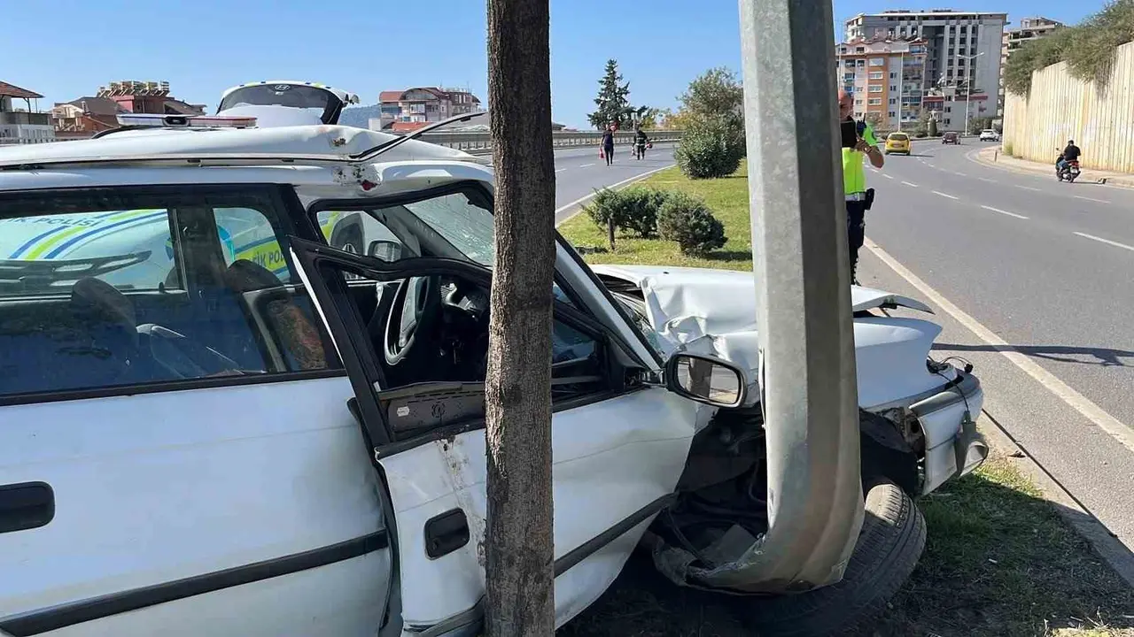 Aydınlatma direğine çarpan otomobilin sürücüsü kaçtı: 1 yaralı