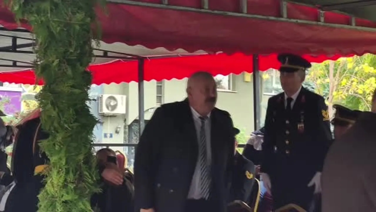 Tören alanında tepki gösteren şehit babası ile Vali Yılmaz resepsiyonda bir araya geldi